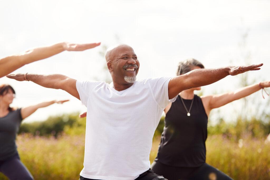 Health-n-Habits_Men-And-Women-In-Class-At-Outdoor-Yoga_iStock
